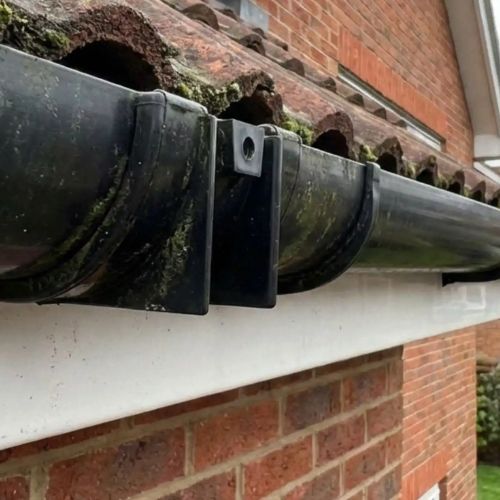 Aquaflow 112mm Plastic Half Round Gutter Union Bracket fitted onto house