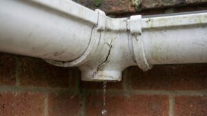How to fix a leaking gutter